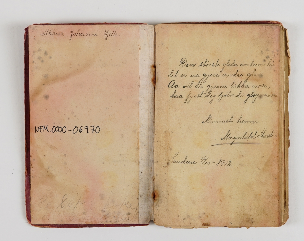 Minnebok. Raud utanpå, framsida er skadd. Handskrivne helsingar inni boka i form av små vers, gjerne på rim. Helsingane er daterte frå 1909 til 1920. Nokre glansbilete er limt inn.