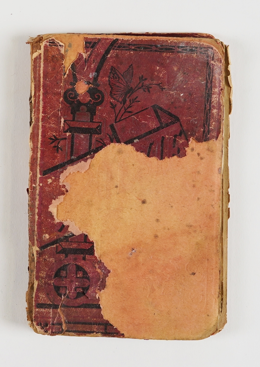 Minnebok. Raud utanpå, framsida er skadd. Handskrivne helsingar inni boka i form av små vers, gjerne på rim. Helsingane er daterte frå 1909 til 1920. Nokre glansbilete er limt inn.