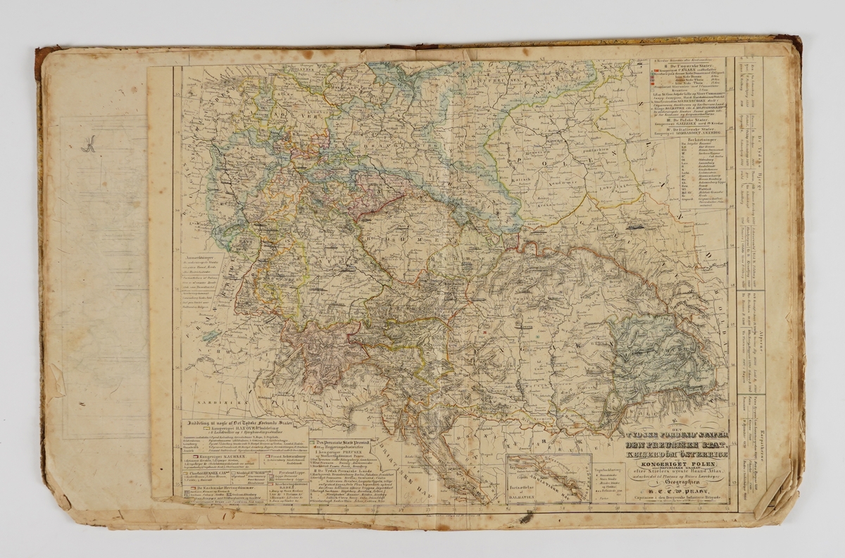 Atlas til skulebruk. Perm i papp, ryggen er forsterka med skinn. Etiketten på framsida er slite av.