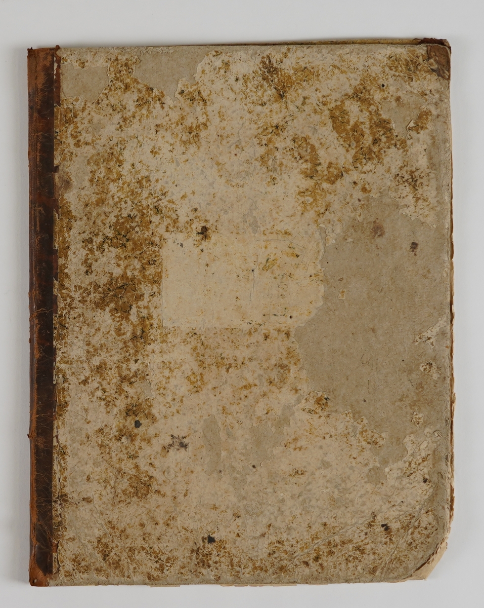 Atlas til skulebruk. Perm i papp, ryggen er forsterka med skinn. Etiketten på framsida er slite av.