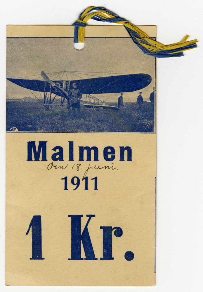 Biljett från flyguppvisning Malmen 1911. 1 kr.

Biljett från den 18 juni 1911 då Carl Cederström genomförde den första flygningen på Malmen.
På biljetten finns ett motiv av Carl Cederström ståendes framför sitt flygplan.

Ett snöre sitter i den hålade biljetten.