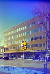 Fasade Nordre gate 6, med påskereklame.