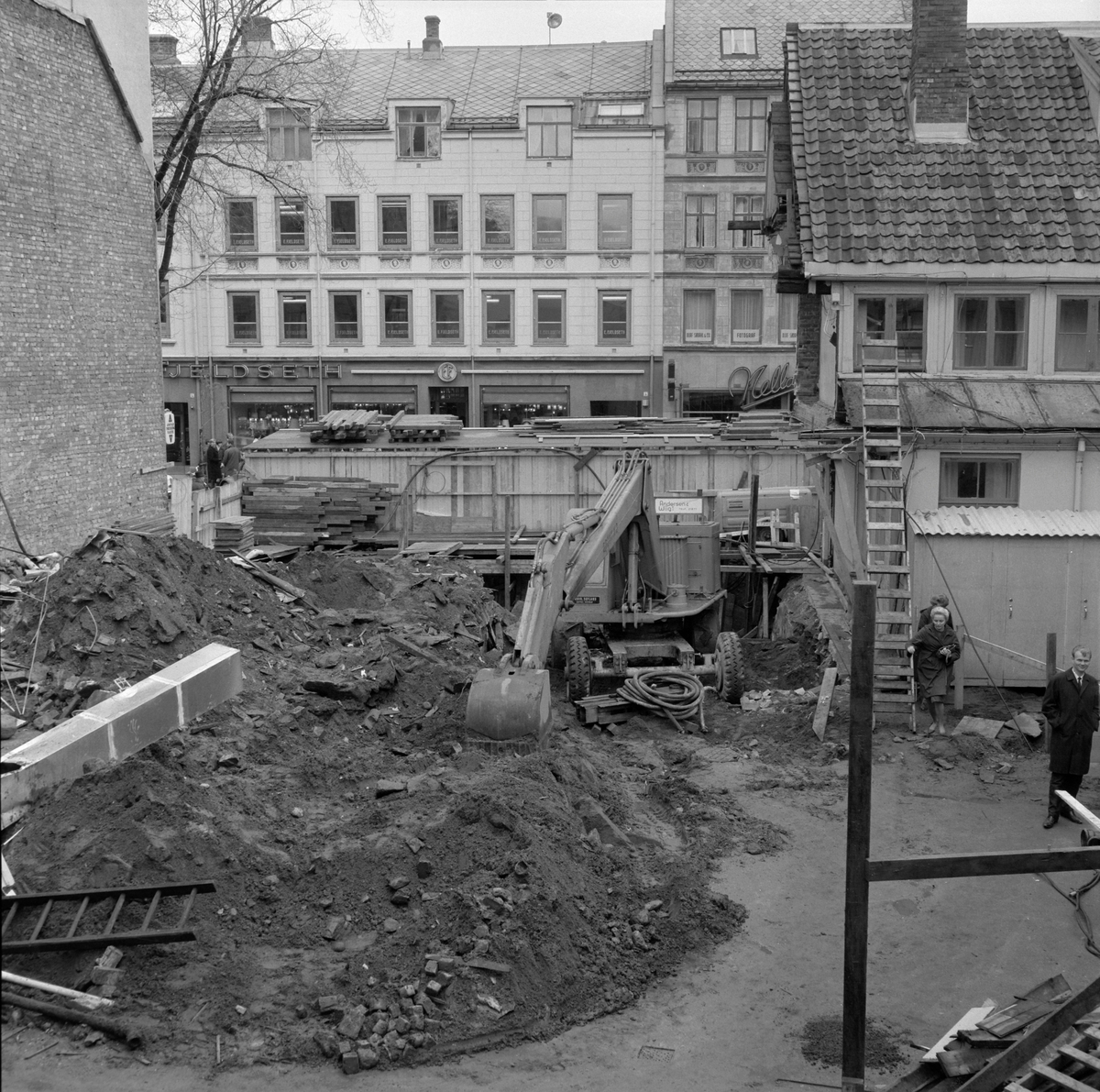 Graving av byggetomt hos fotgraf Schrøder