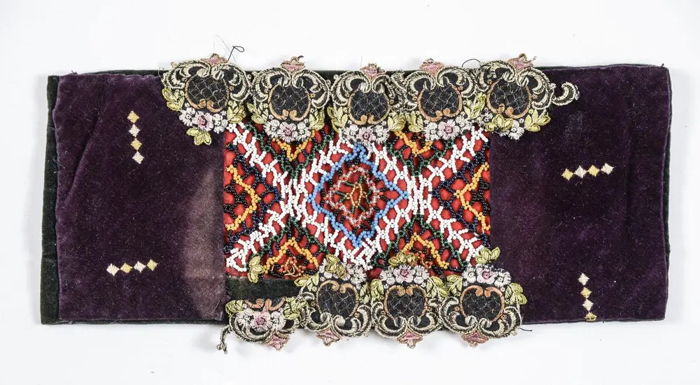 Bringeduk med perler fra Sigdal.