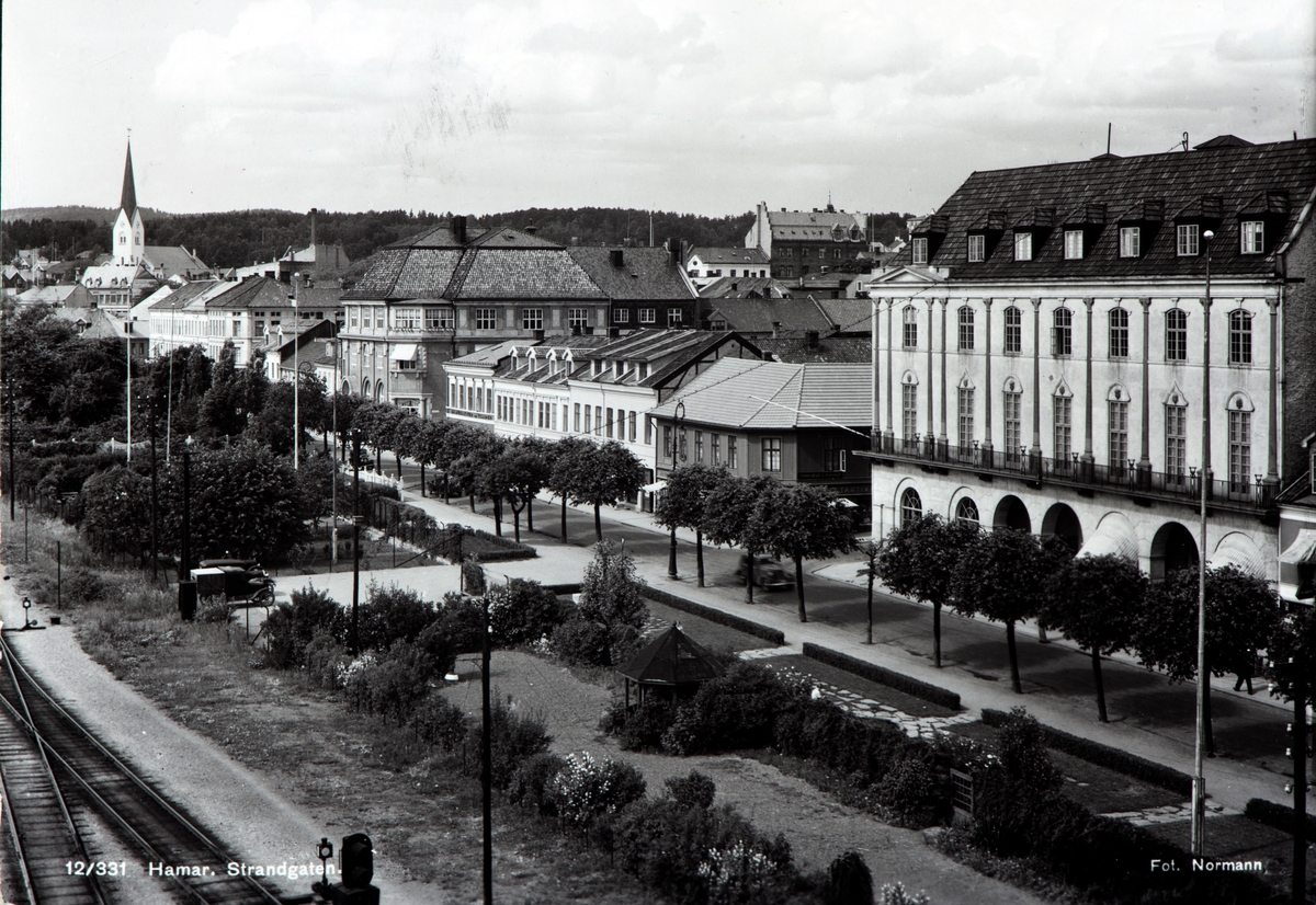 Postkort, Hamar, strandgateparken, strandgatehagene, Strandgata 23, Festiviteten, Hamar rådhus ble bygget i 1918, arkitekt Ole Sverre, 