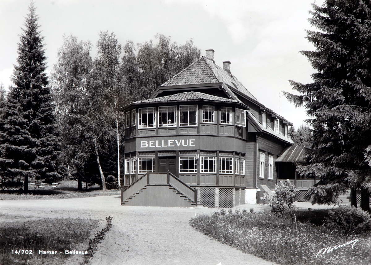 Postkort, Hamar, Aluvegen 65, Bellevue kafe, Ajer, åpnet i 1915 av baker og konditor Johan Didrichsen, på kveldstid ble det mye brukt som festlokale. Det er i dag et pensjonat. Aluvegen 65. Tegnet av arkitekt Martin Larsen,