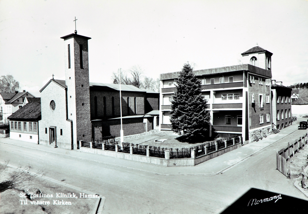 Postkort, Hamar, Heidmanns gate 32, Hamar katolske kirke, St. Torfinns kirke, St. Torfinns klinikk. Nybygget til klinikken tegnet av arkitekt Chr. W. Lindman, ble innviet 23. november 1958. Vestre Torg,