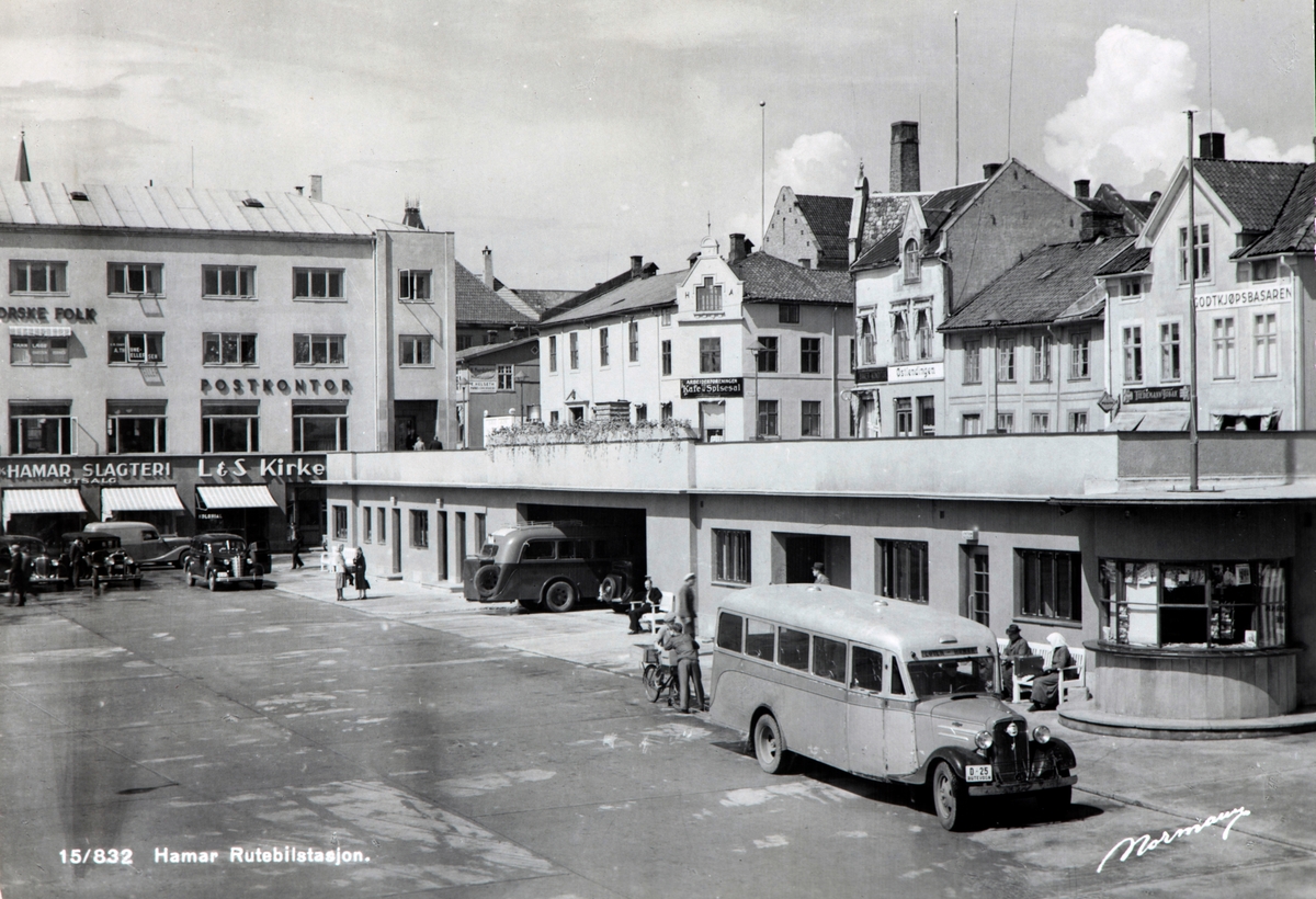Postkort, Hamar, Østre Torg, Posthusgården med forretninger til Hamar slakteri, L & S Kirkeby, rutebilstasjon, Narvesen kiosk, buss en Chevrolet 1936 modell med registreringsnummer D-25 som gikk i rute mellom Hamar og Løten, 
Arkitekt Finn Poppe tegnet rutebilstasjonen på Østre torg og bygget ble tatt i bruk i 1938,