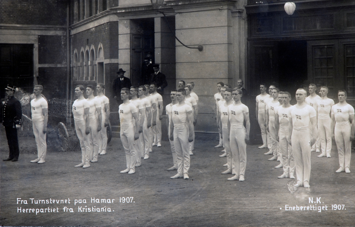 Postkort, Oslo, Østbanestasjonen, Det 6. nasjonale turnstevnet på Hamar i 1907, gruppe herreturnere fra Kristiania, Kristianiatroppen, oppstilling før avreise,