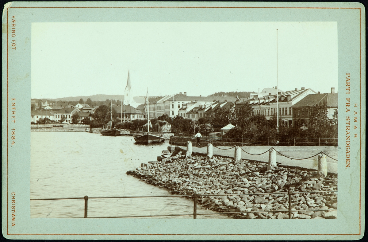 Hamar, Jernbanebrygga, Hamarbukta, Strrandgatehagene med lysthus, mjøsjakter, seiljakter med mast, bypanorama,