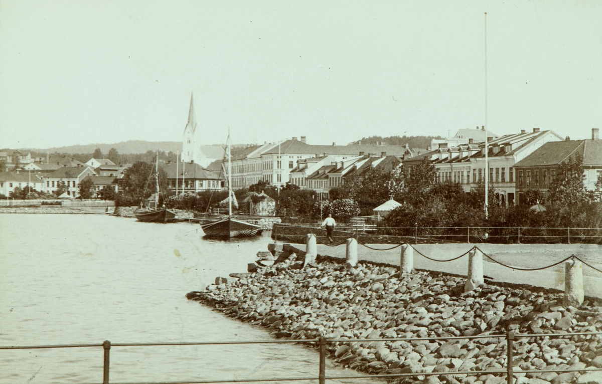 Hamar, Jernbanebrygga, Hamarbukta, Strrandgatehagene med lysthus, mjøsjakter, seiljakter med mast, bypanorama,
