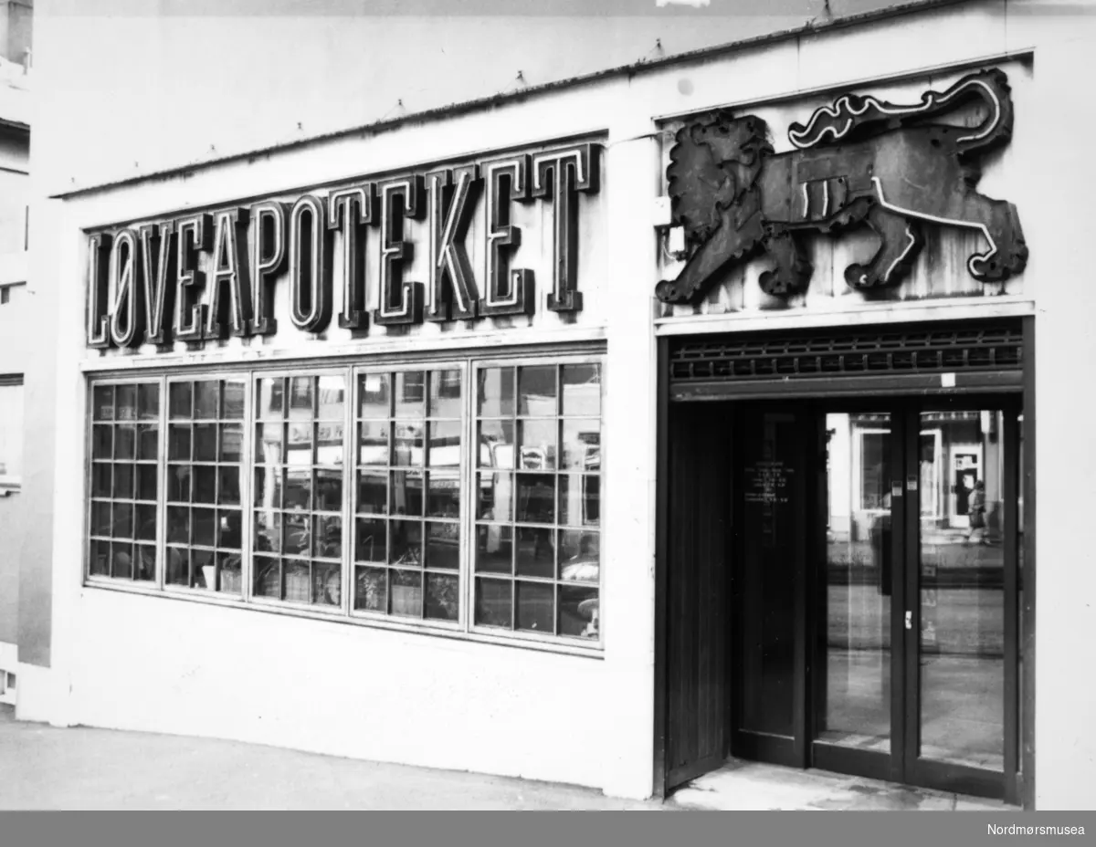 Løveapoteket i Kaibakken på Kirklandet i Kristiansund. Bildet er fra avisa Tidens Krav sitt arkiv i tidsrommet 1970-1994. Nå i Nordmørsmusea sin fotosamling.