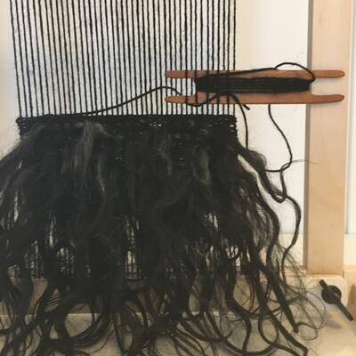 Ein vev med ein halvferdig minivarafell på