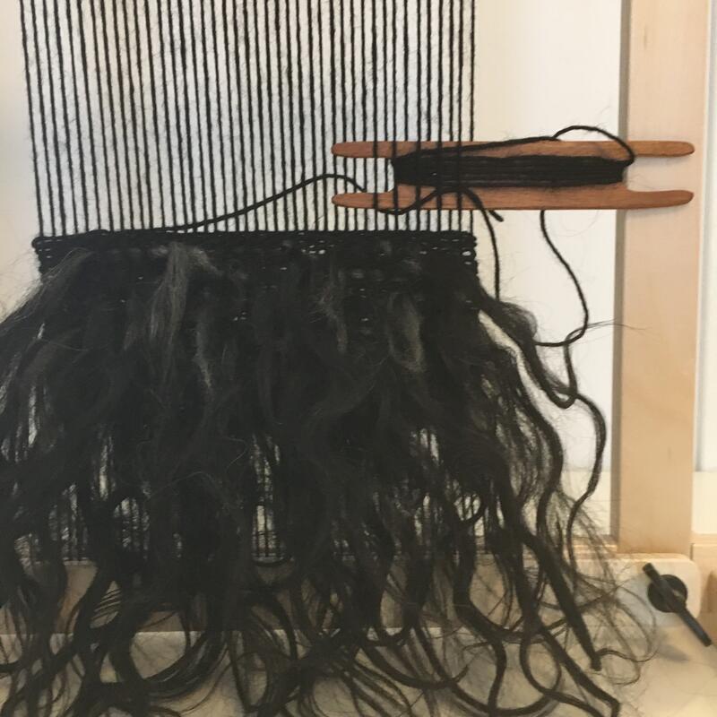 Ein vev med ein halvferdig minivarafell på