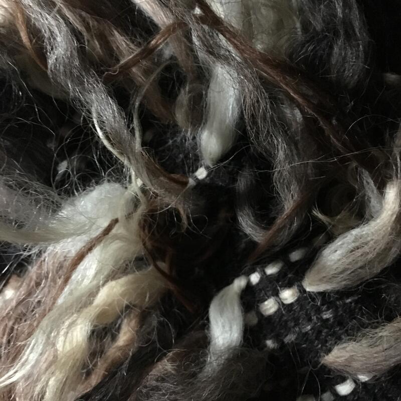 Nærbilde av knutane på ein varafell