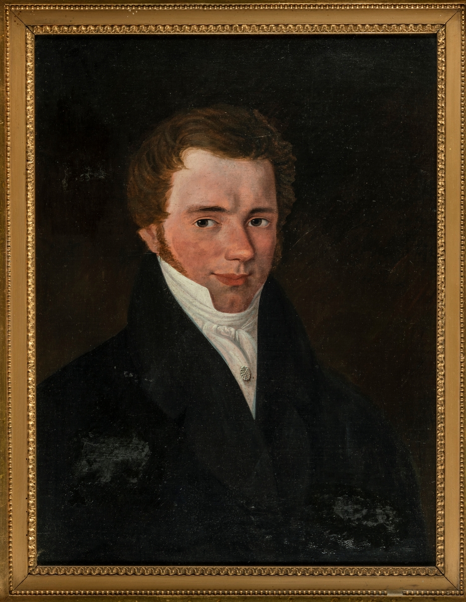 Portrett av Hans Herlofson (1805-74), eier av Langsæ gård, gift med Hanne Margrethe Holders (1806-84). Olje på lerret. Forgylt ramme.    Malt av Carl Peter Lehmann i Arendal 1827, juni. Portrett av ung mann, en face, litt høyrevendt, fremoverbørstet hår, mørk drakt med høy krage, hvitt halsbind med oval brosje.