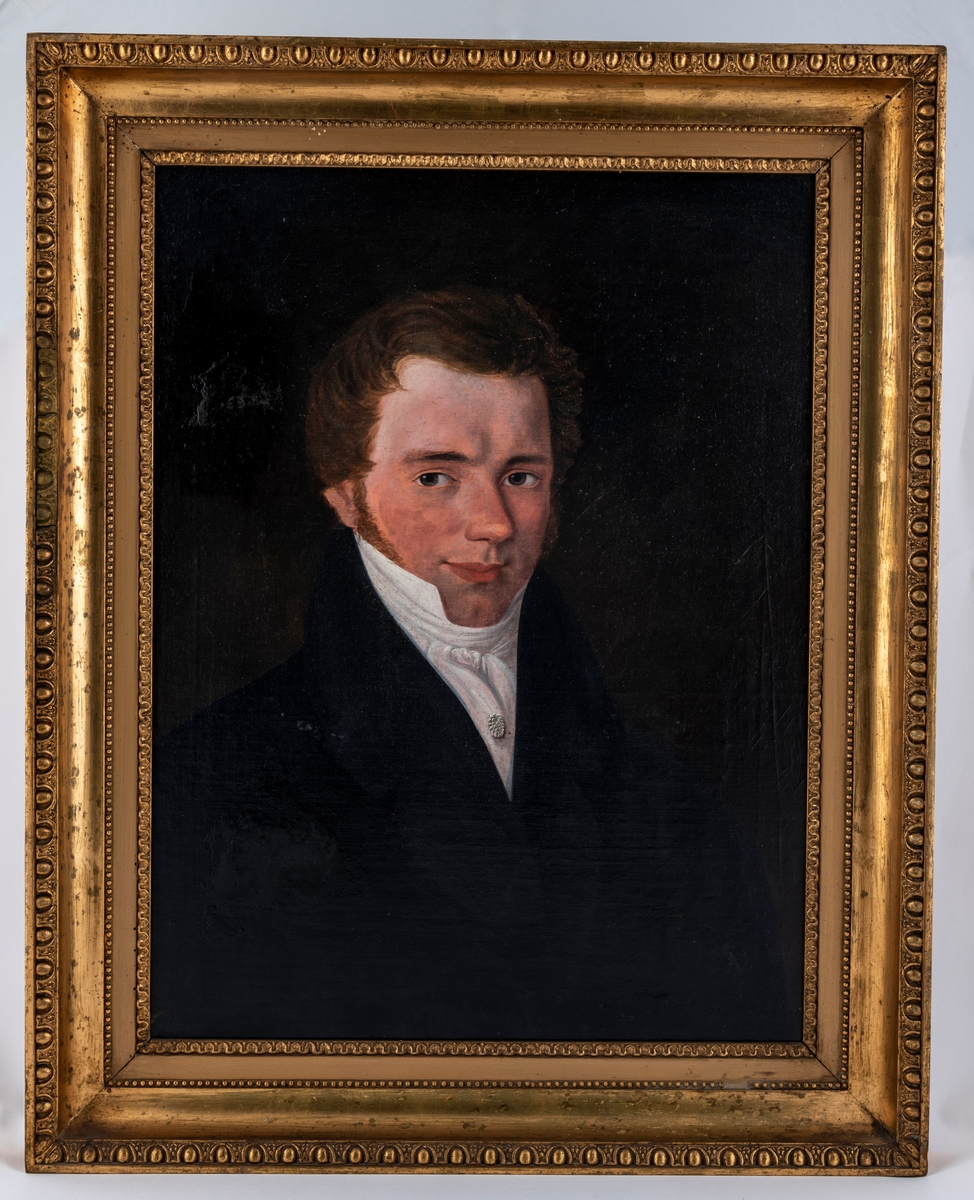Portrett av Hans Herlofson (1805-74), eier av Langsæ gård, gift med Hanne Margrethe Holders (1806-84). Olje på lerret. Forgylt ramme.    Malt av Carl Peter Lehmann i Arendal 1827, juni. Portrett av ung mann, en face, litt høyrevendt, fremoverbørstet hår, mørk drakt med høy krage, hvitt halsbind med oval brosje.