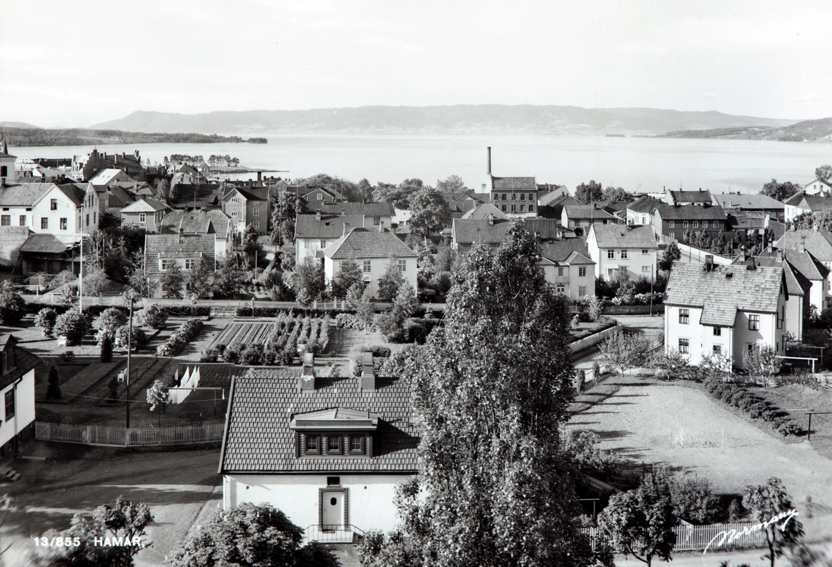 Postkort, Hamar, Grevejordet, det hvite huset i forgrunnen Folkestads gate 32 Menighetssøsterhjemmet oppført i 1925 tegnet av arkitekt Nils Holter (1899-1995) huset et søsterhjem for for sykepleiersker i Hamar, "Hamar frivillige menighetspleie", Hamar Menighetspleie selger huset solgt til Hedmark Fylke i 1964 (kr 95 000) og eindommen blir tatt i bruk som Psykiatrisk poliklinikk for barn og ungdom fram til 1976, fra 1977 ble bygningen brukt som et vakthus, Sykepleierforbundet benyttet huset til kontorer, over døren et relieff med motiv "Caritas" kjærlighetsgudinnen som hjemmets beskytter, boligbebyggelse, villaer i Bekkegata, Tyskerene hadde lasarett her under krigen,