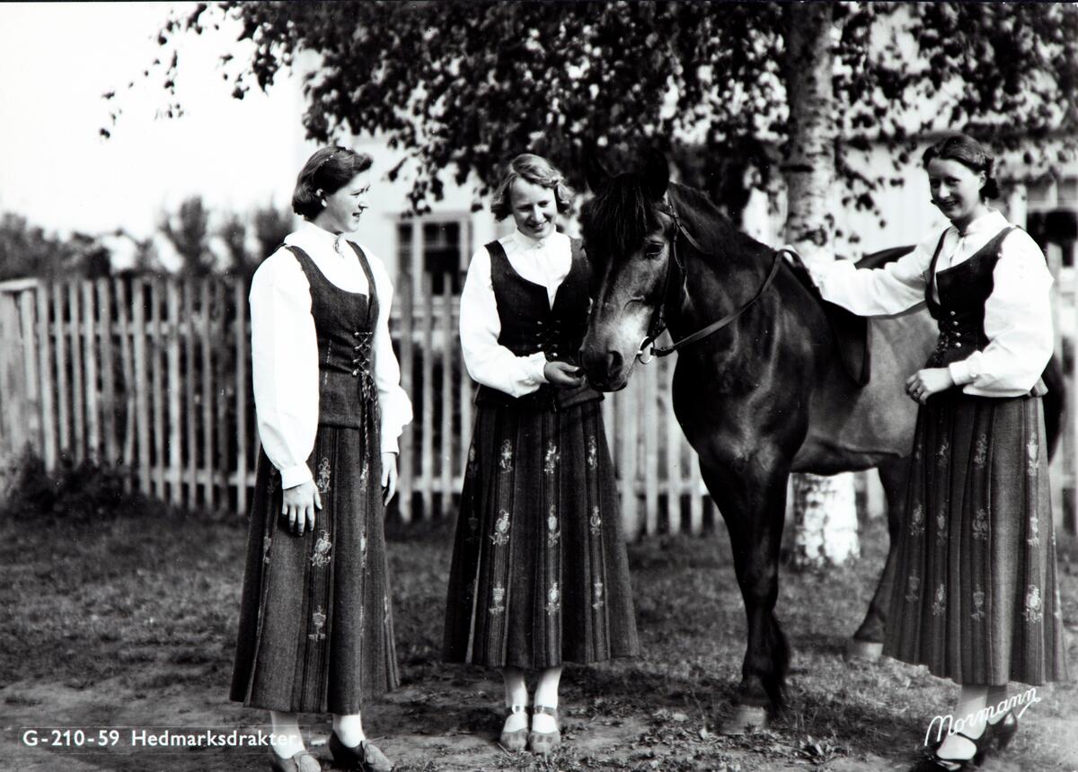Postkort, Hamar, gruppe 3 damer med Hedmarksbunad 1935 modell, Hedmarksdrakt, folkedrakt, hest,