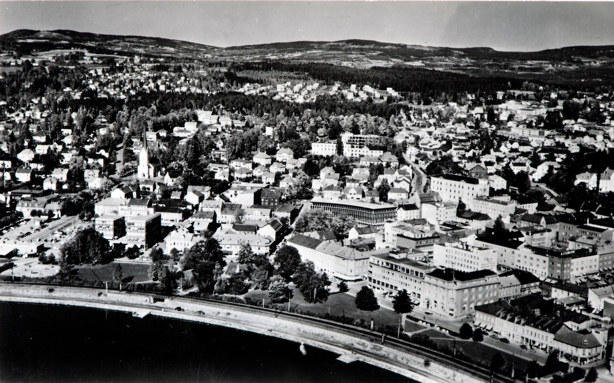 Postkort, Hamar, flyfoto over sentrum, Strandgatehagene,
