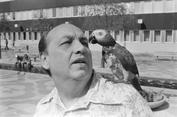 Tensta 1976. Porträtt av en man med papegoja framför Tensta 