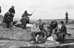SM i Kustfiske 1976. Några män sitter i förgrunden och drick