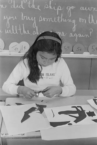 Arktis. Lappland. En flicka gör en teckning i skolan. En poj