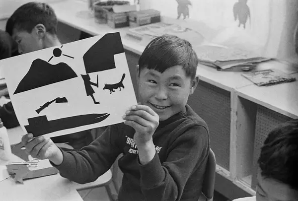 Arktis. Lappland. En flicka gör en teckning i skolan. En poj