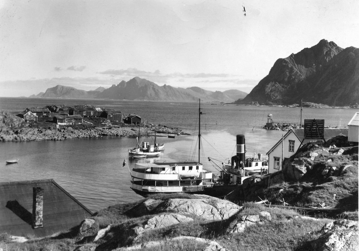 Dampskipet DS Mosken ved kai i Hovden i Bø