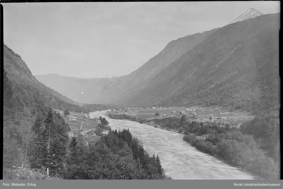 Såheimssletten og Månaelven før industriutbygging. Gårder på begge sider av elven. Gaustatoppen synlig på oversiden av fjellet.