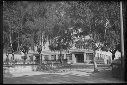 Rjukanhuset med kino- og cafè inngang. Busker langs murkante