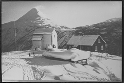 Mennesker og hund på øvre stasjon på Gvepseborg vinterstid. 