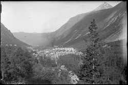 Utsikt mot Hydros fabrikkområde,  bebyggelse i Villaveien og