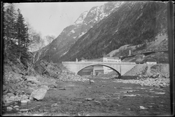 Birkalndbroa med Såheim Kraftstasjon i bakgrunnen.