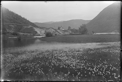 Sandtak ved Mæl kirke. Arbeidsstasjoner er satt opp flere st