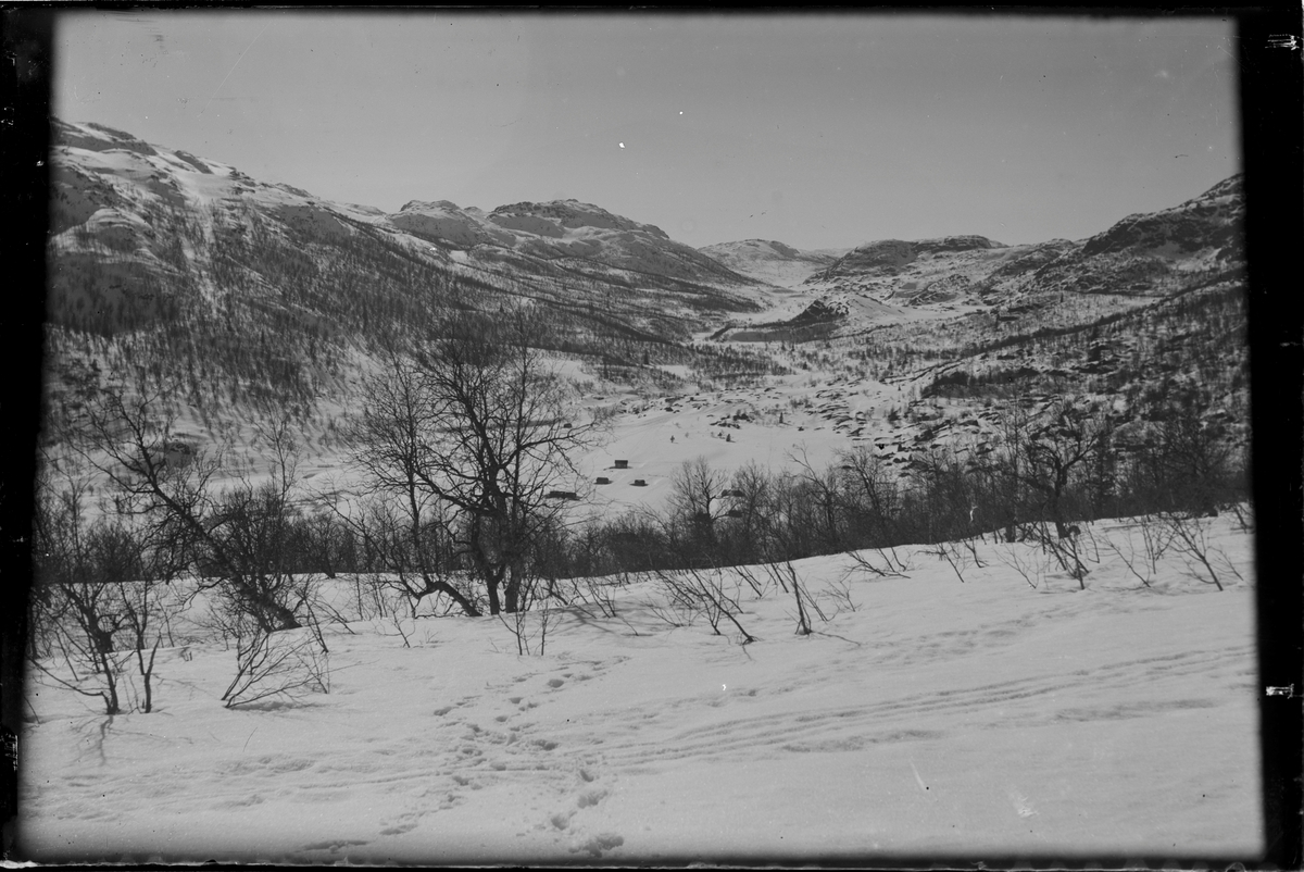 Hytter i Hjerdalen vinterstid.