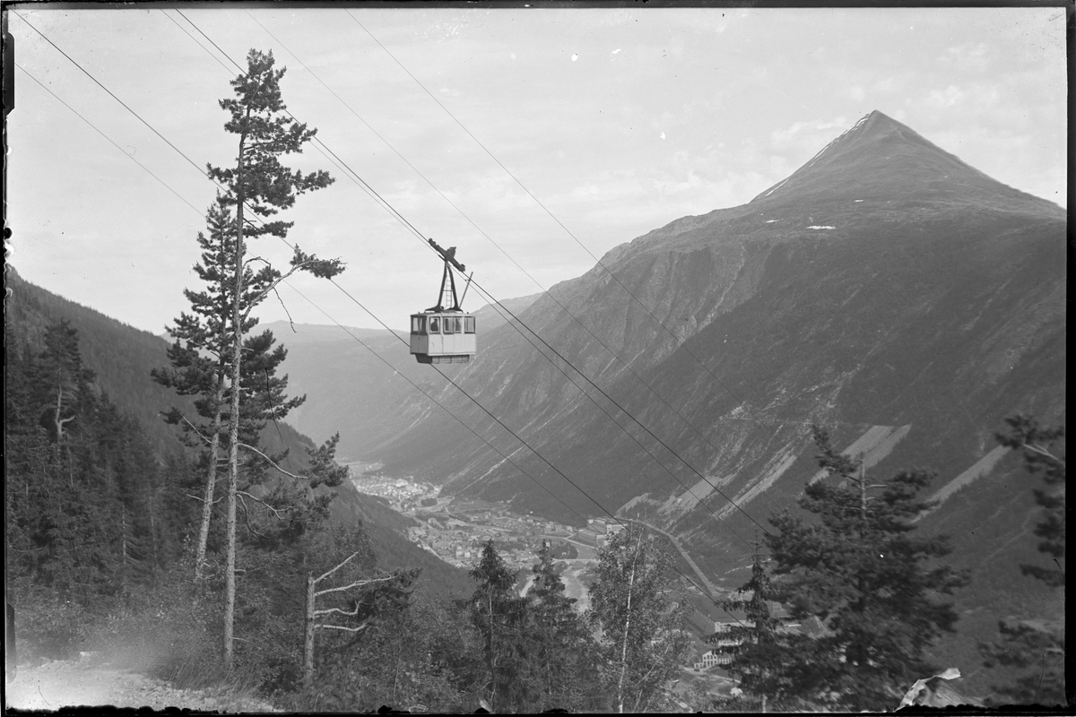 Vogn på Krossobanen mellom øvre og nedre stasjon. Utstikt til Gaustatoppen og øvre bydel med fabrikkområde og Såheim Kraftstasjon. Steintipper i lia ovenfor fabrikken.