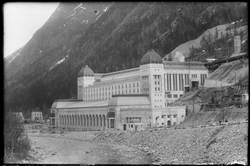 Såheim kraftstasjon med portvakt. Bolighus på Granli og verk