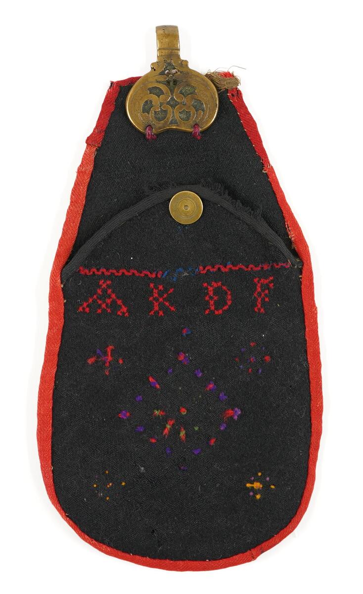 Massingkrok har bøljande liner, fordjupningar. Må ha vore ein firkant i broderiet.