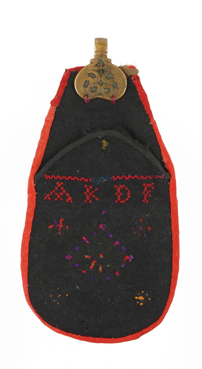 Massingkrok har bøljande liner, fordjupningar. Må ha vore ein firkant i broderiet.