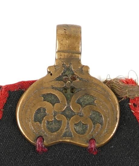 Massingkrok har bøljande liner, fordjupningar. Må ha vore ein firkant i broderiet.