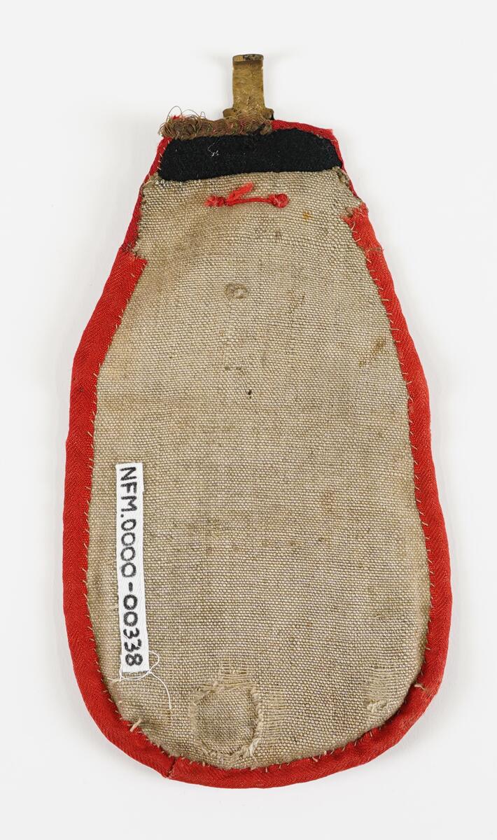 Massingkrok har bøljande liner, fordjupningar. Må ha vore ein firkant i broderiet.