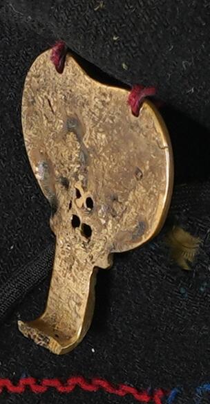 Massingkrok har bøljande liner, fordjupningar. Må ha vore ein firkant i broderiet.