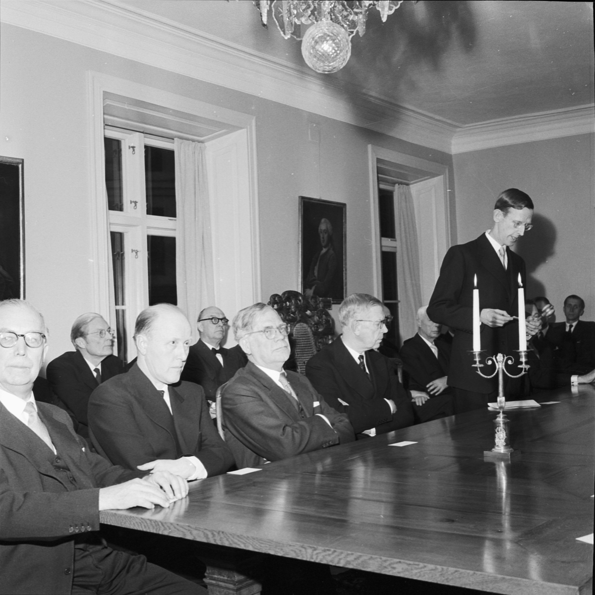 Vetenskaps-societeten, kungen tar farväl av preses professor Gunnar Hägg efter att ha bevistat societetens invigningssammanträde i de nyrestaurerade lokalerna, Uppsala 1959