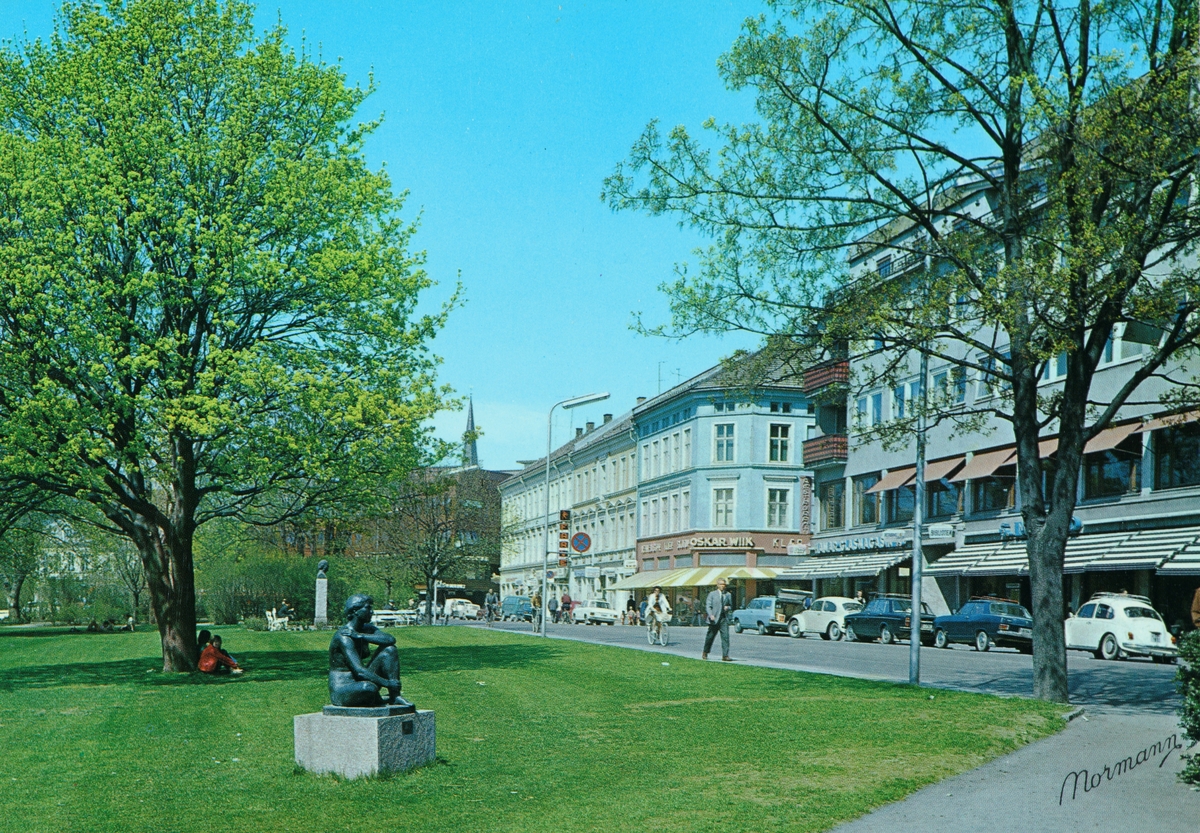 Postkort, Hamar, Strandgateparken, skulptur: "Sittende kvinne" av Arne Durban, gave til Hamar kommune fra Marta og Kristian Mohn 12. mars 1962, bronsestatue,