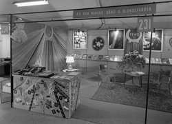 Den norske bånd- og blondefabrikks stand.
