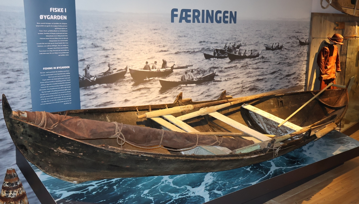 Klinkbygd oselvar med tre bord og fire keipar. Ror med rorpinne, fire årer og ei tofte er måla lysegrøne. Tre tofter og to foreskar er måla kvite. Dei fire tiljene har også restar av måling. Sjølve båten er farga av svart tjære. Den fremste tofta har hol til seglet. Seglet er av brunt lerret på mast med reip. Fokken er av trekanta, brunt lerret med reip rundt kanten. Spristaken er lang og tynn. Vadbeinet er snikra saman av tre plankar og viser spor av bruk.