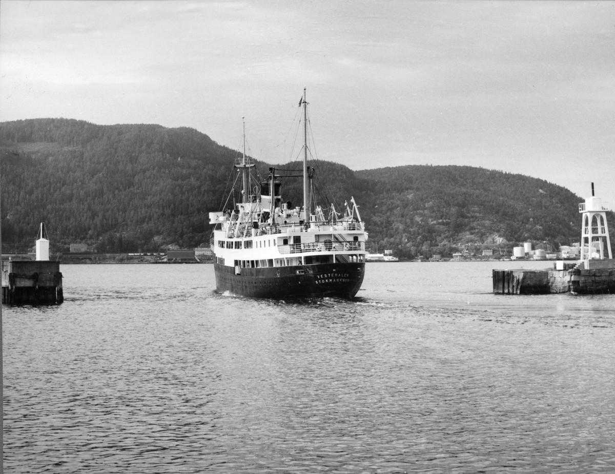 Hurtigruteskipet MS Vesterålen (1950) ved utseilingen fra havna i Trondheim. 