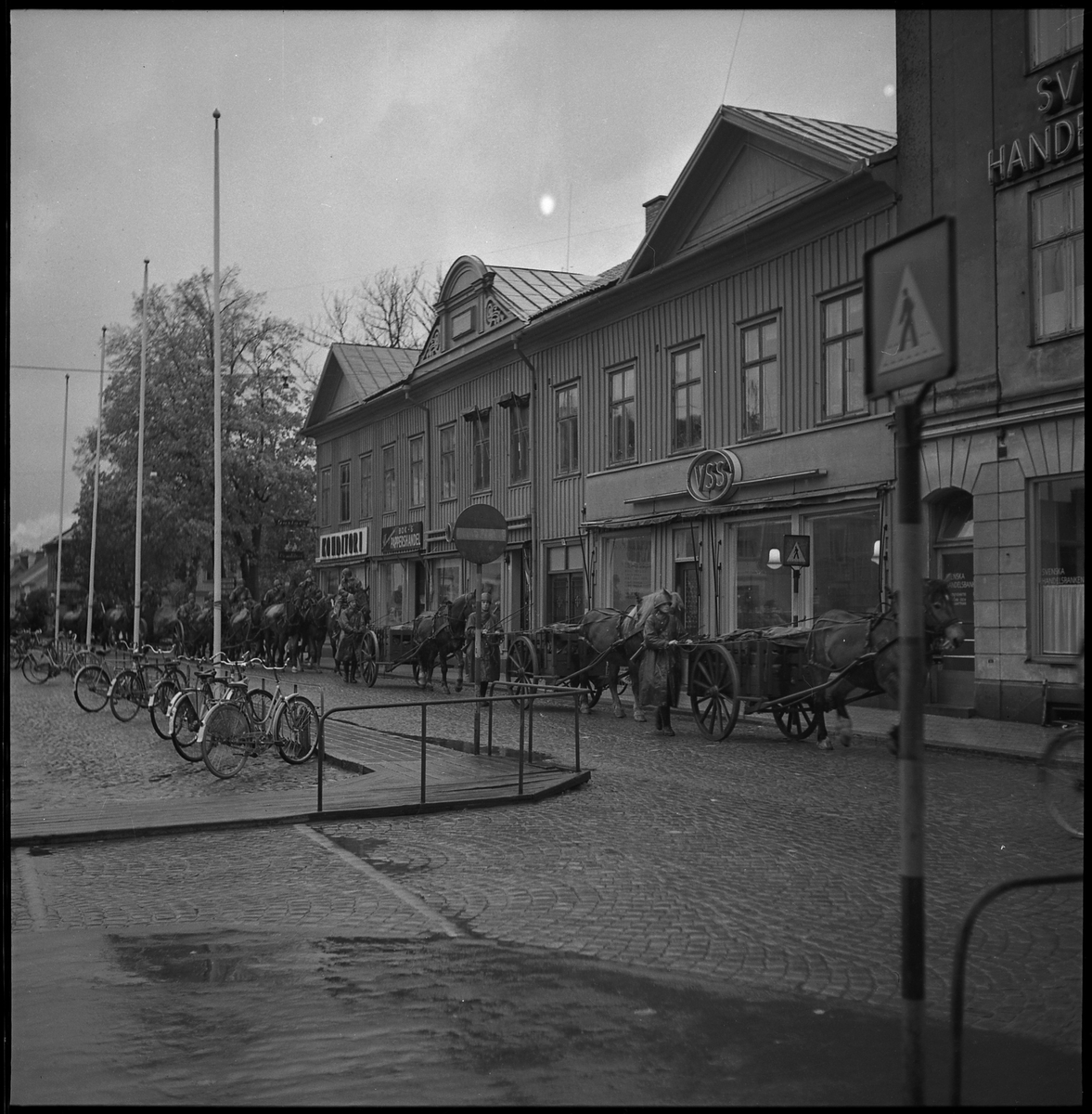 Soldater på marsch på Kungsgatan, 1940-50-tal