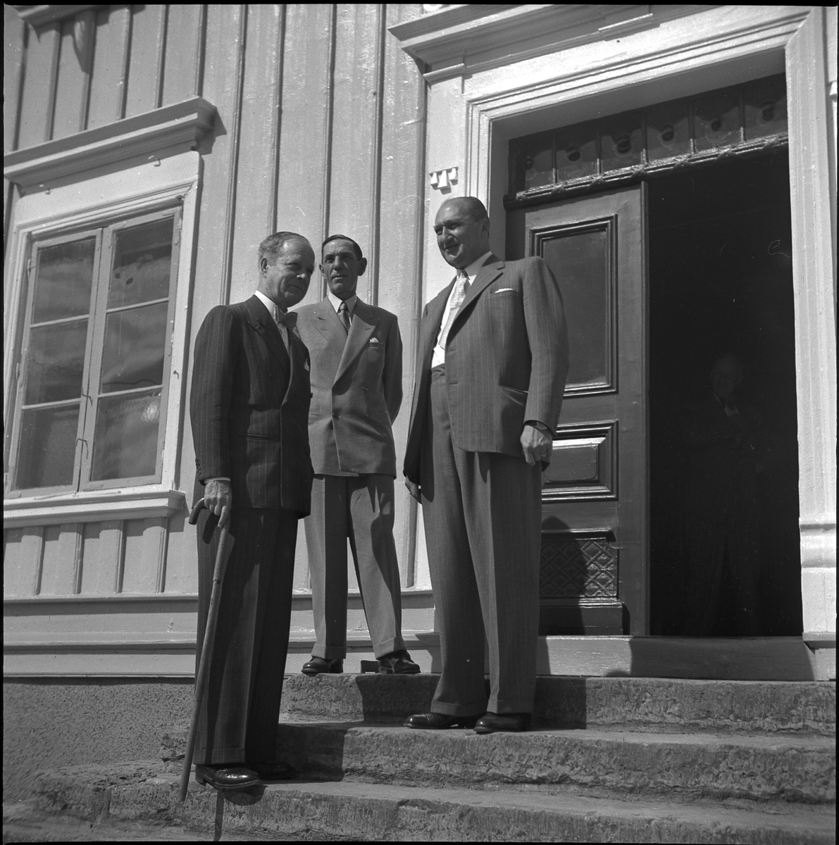 Tre män står på trappan till rådhuset. Från vänster: okänd, borgmästare Bror Brandt och riksdagsman Patrik Svensson.